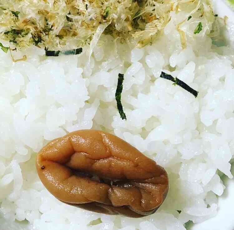 川口春奈さんはInstagramを利用しています:「色々あってもう肌が絶不調。かなり下がるよね、、私はあんまり肌トラブルない方ですがやばい。肌綺麗だねってよく言われるけどそれはちゃんとメイクさんに綺麗にしてもらってるのだよ(泣)」