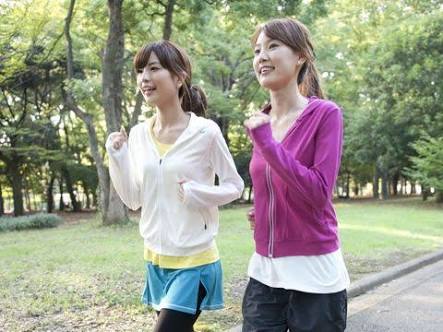 大きい公園で子供とがっつり遊ぶお母さんor日陰でのんびり眺めるお母さん