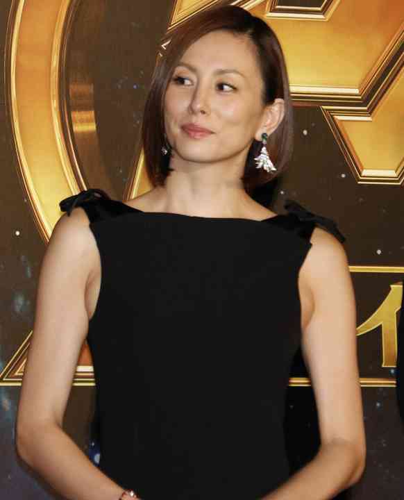 米倉涼子、美背中を大胆に披露