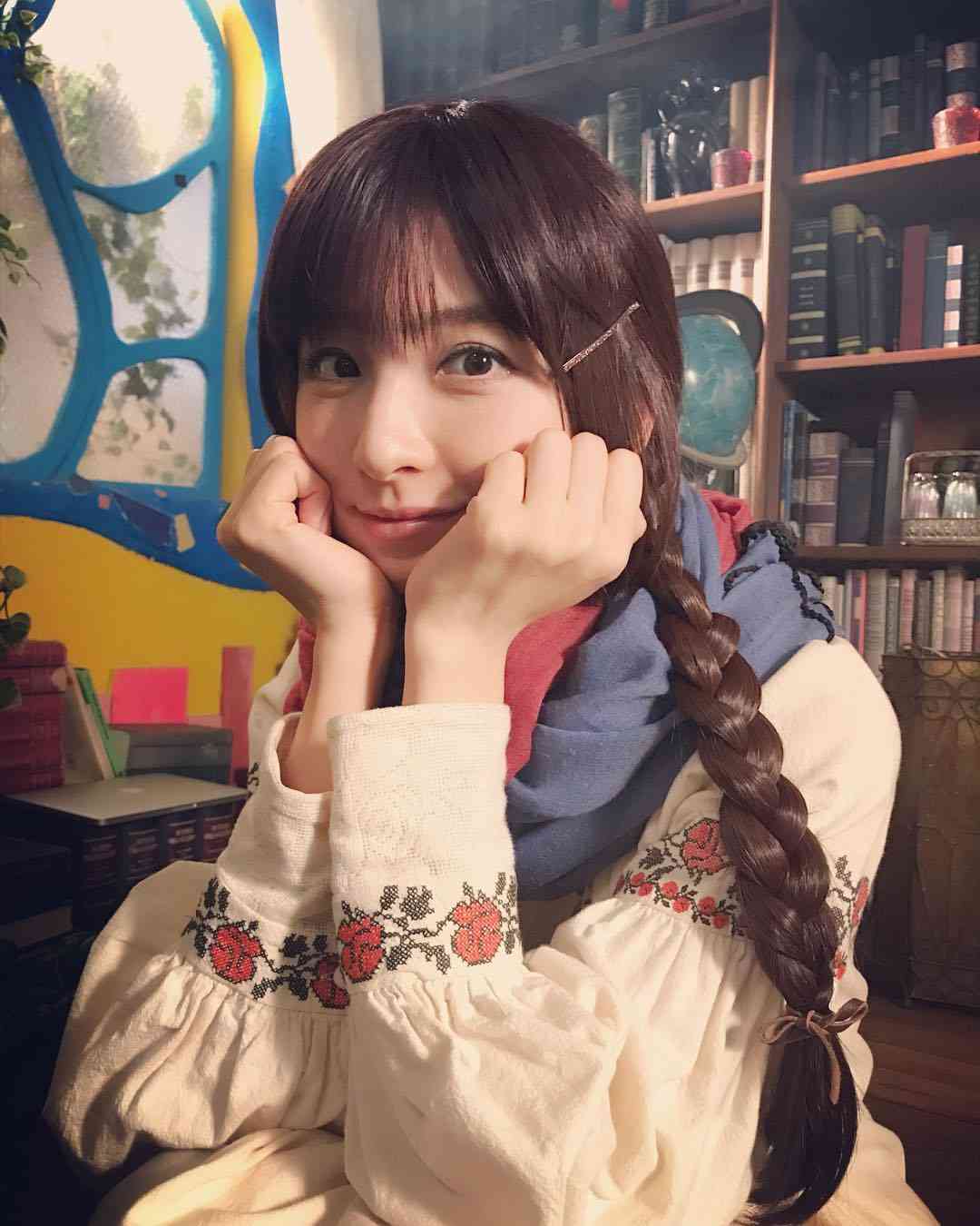 篠田麻里子、メルヘンな三つ編みおさげに「妖精みたい」「可愛すぎる」とファン悶絶