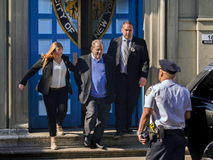 ワインスタイン容疑者、1億円で保釈　レイプ容疑を否認