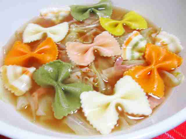 いろいろな形のパスタが集まるトピ