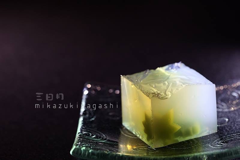 三日月(和菓子おじさん） on Instagram: “梅雨楓 . 寒天の特性を利用して 雨の中にぼんやり浮かぶ みずみずしい楓を表現しました . 自家製の黒糖ソースをかけて 美しい雨の季節の和菓子をどうぞ 