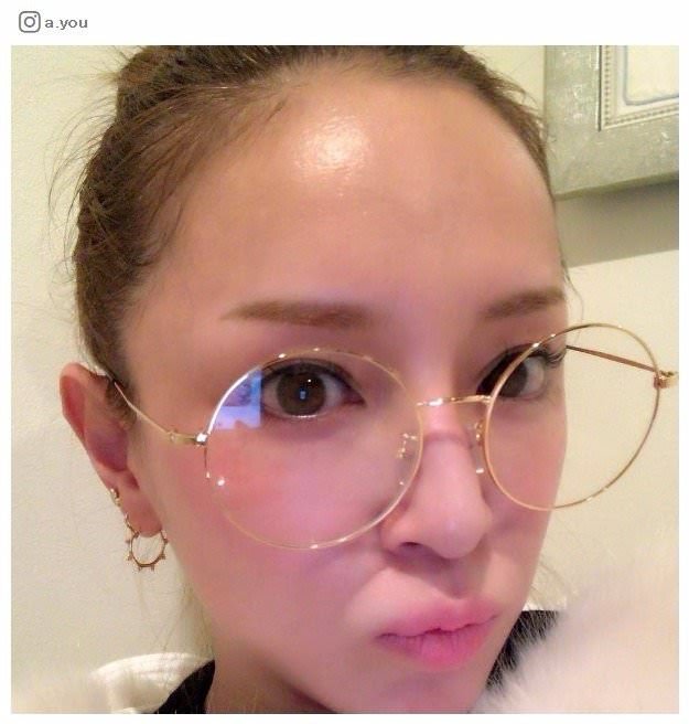 浜崎あゆみ、「可愛すぎる」珍しいメガネ姿の自撮りに絶賛の声が相次ぐ