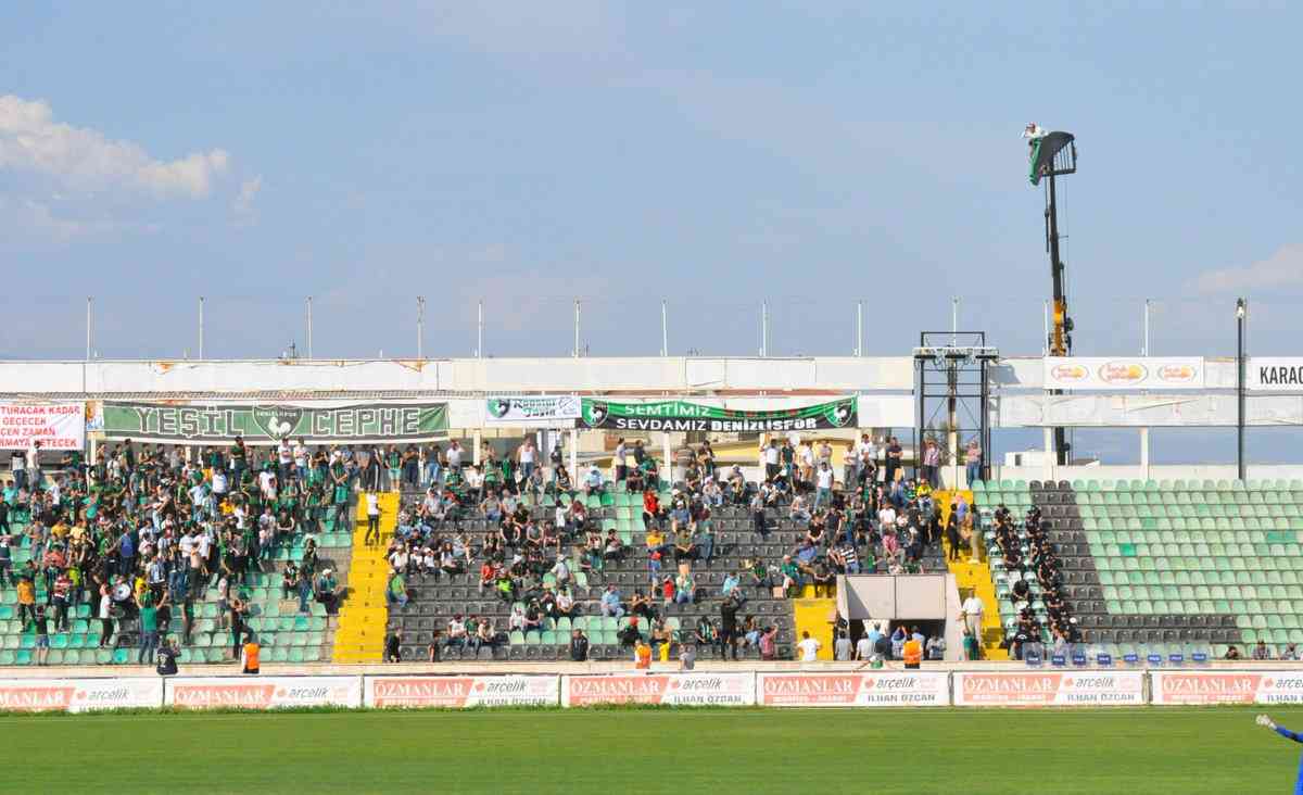 斜め上すぎ！ スタジアムを出禁になったサッカーファンがクレーン車を借りて観戦する