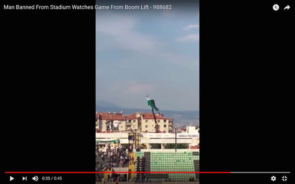 斜め上すぎ！ スタジアムを出禁になったサッカーファンがクレーン車を借りて観戦する | ロケットニュース24