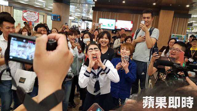 安室奈美恵、台湾到着で空港パニック イモトアヤコの姿も!…現地ファンに交じり
