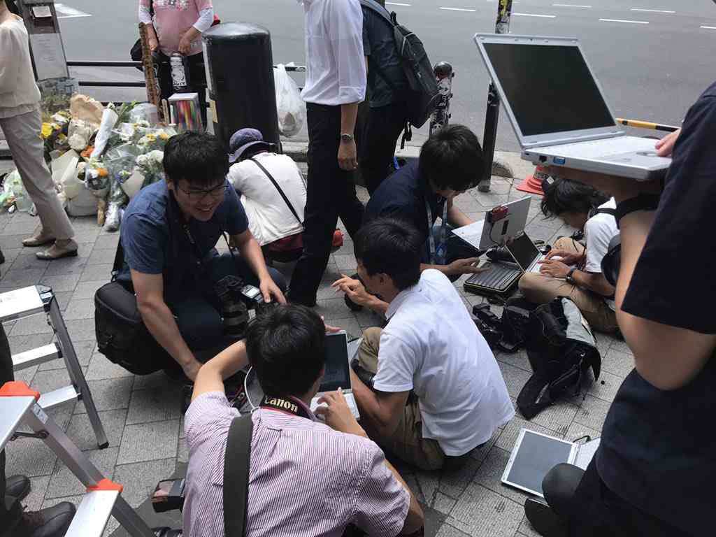 秋葉原の献花台前にマスコミ座り込み批難殺到 堂々と写真撮影する姿も
