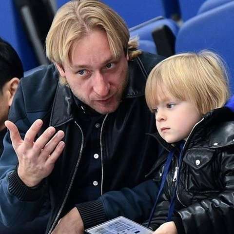 羽生結弦、サーシャ君との“天使すぎる1枚”が2万超反響　「破壊的可愛さ」の声も