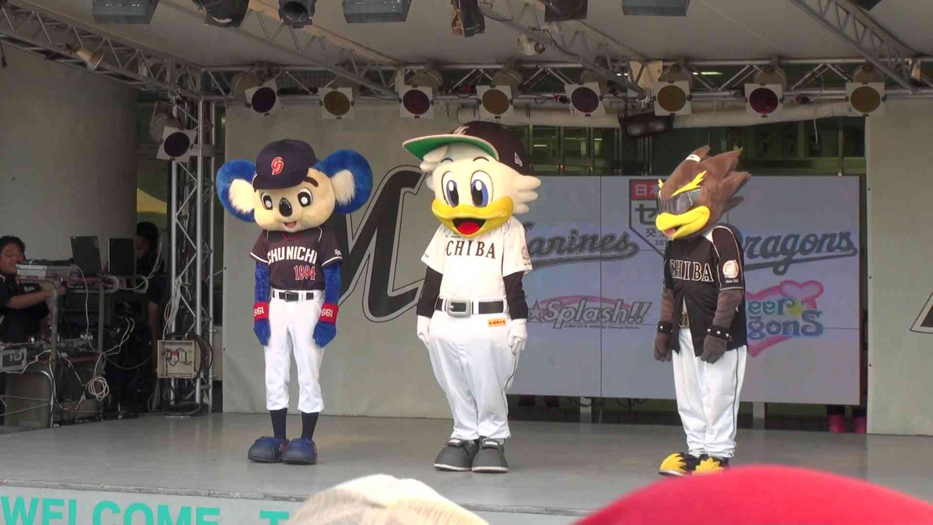 童謡「すずめがサンバ」のはずがドアラだけ本場ブラジル仕込みのサンバに(笑) - YouTube