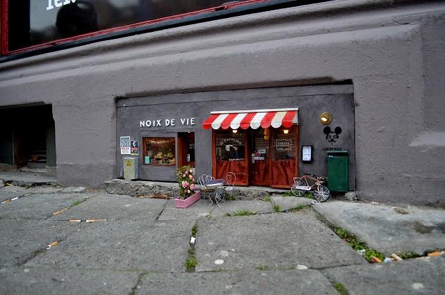 ミニチュアの家具を貼るトピ♪