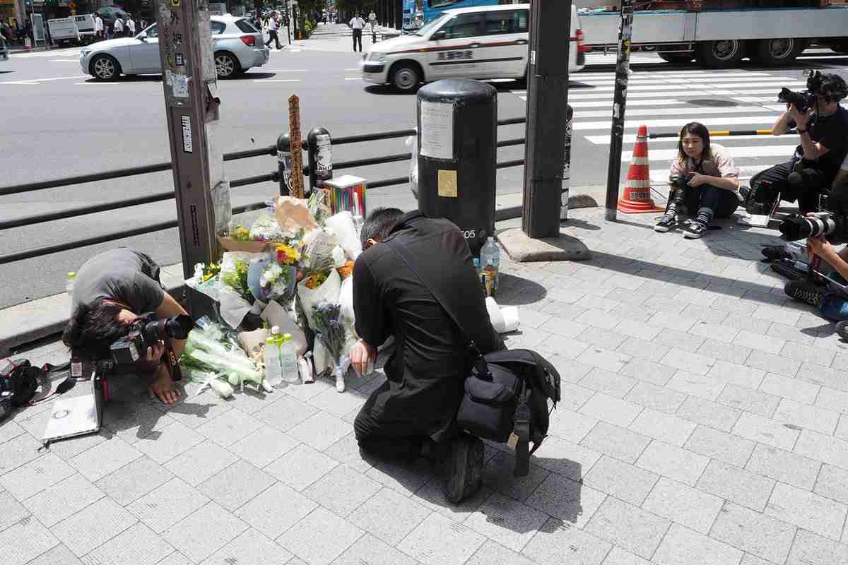 秋葉原の献花台前にマスコミ座り込み批難殺到 堂々と写真撮影する姿も