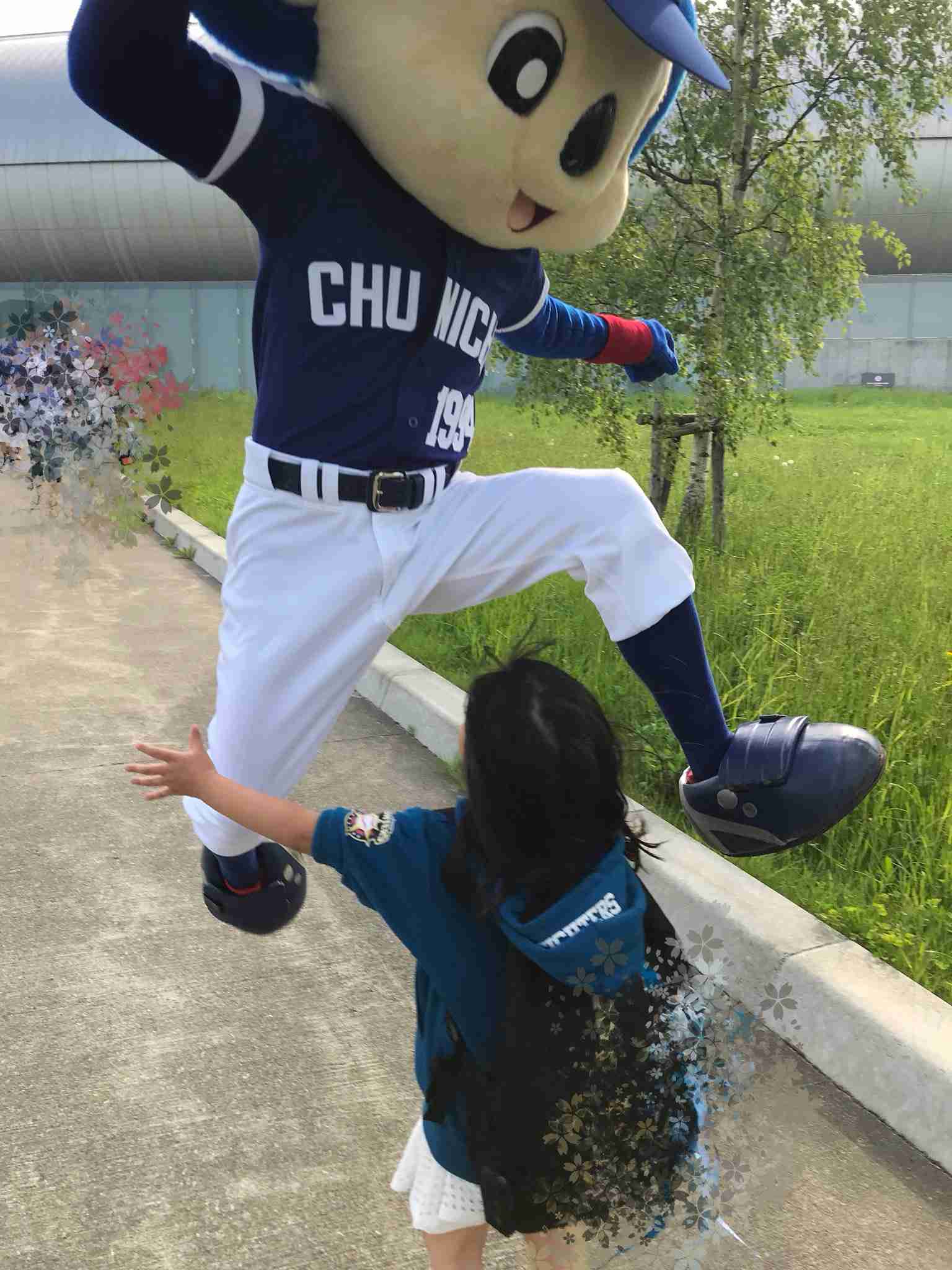 中日のドアラがまさかのファンサービス　少女は「驚きのあまり声を出せないでいた」