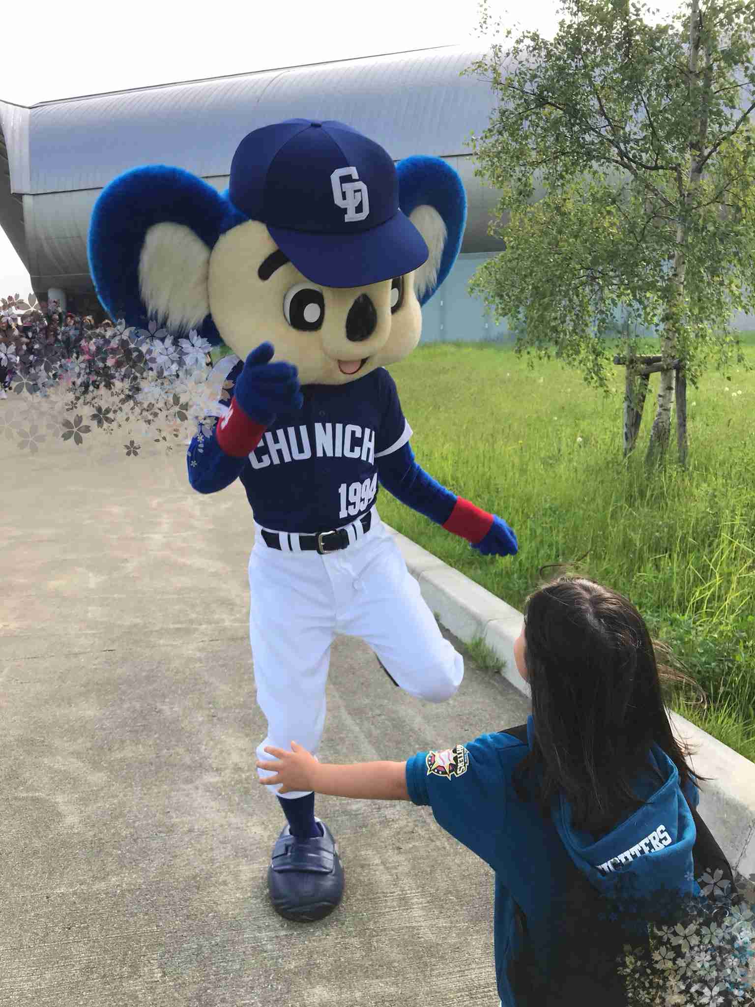 中日のドアラがまさかのファンサービス　少女は「驚きのあまり声を出せないでいた」