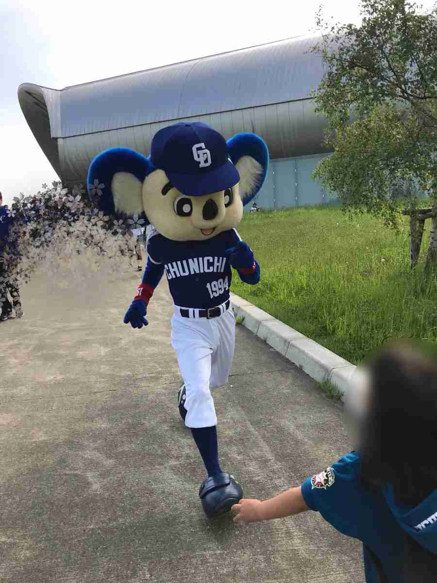 中日のドアラがまさかのファンサービス　少女は「驚きのあまり声を出せないでいた」（BuzzFeed Japan） - Yahoo!ニュース