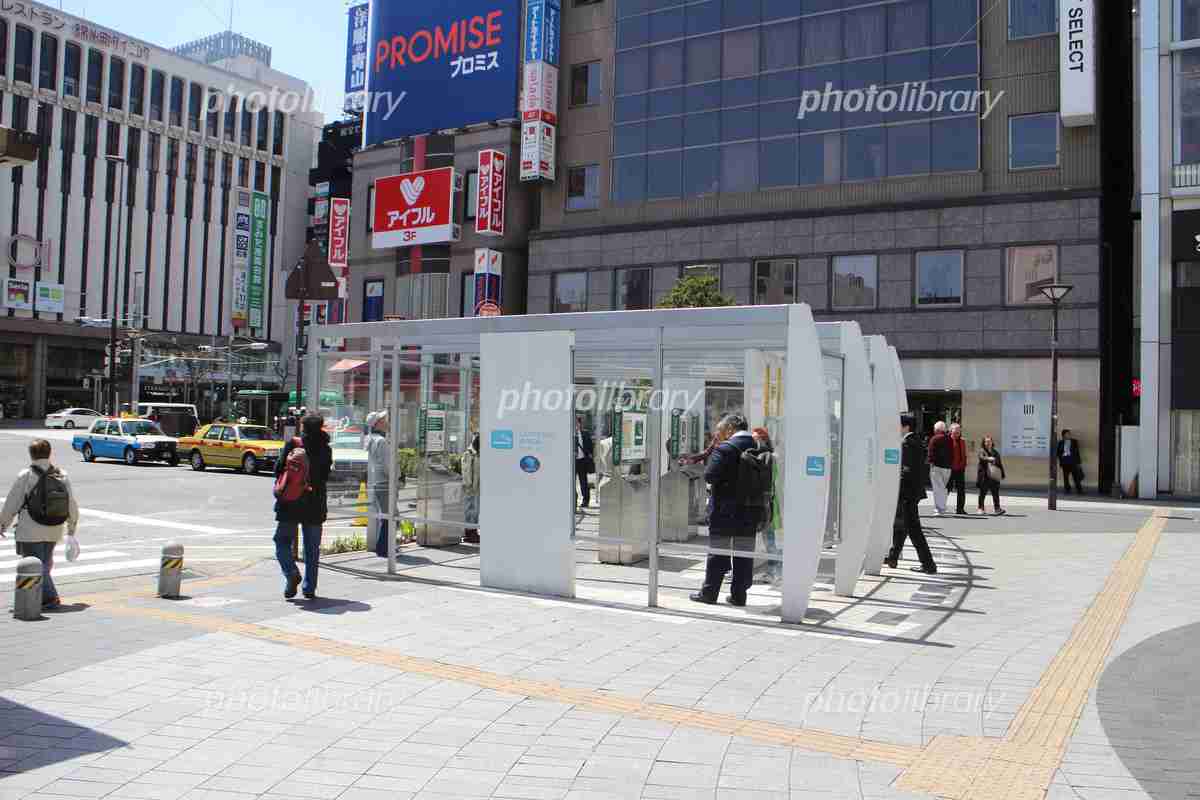 あるコンビニの喫煙所がまるでゲットー!?　タバコ嫌いからも「かわいそう」の声