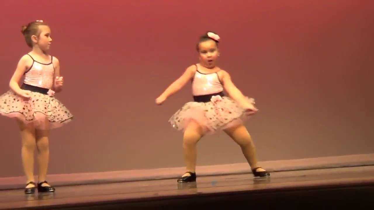 【大物確定】アメリカの少女が発表会で見せたパフォーマンスが凄すぎた (1:28から覚醒) - YouTube