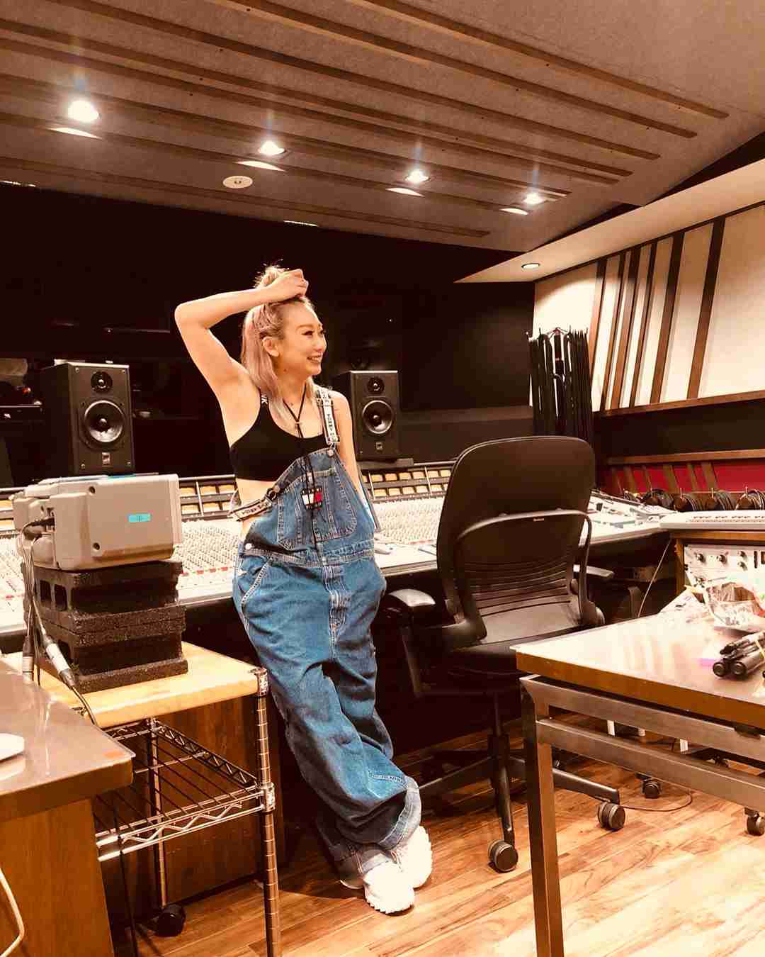 倖田來未、“細マッチョ”な美腹筋に絶賛の声「エロカッコよすぎ」