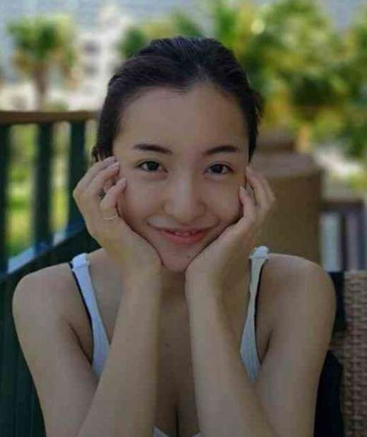 板野友美、すっぴん＆胸元あらわなナチュラルショットに反響