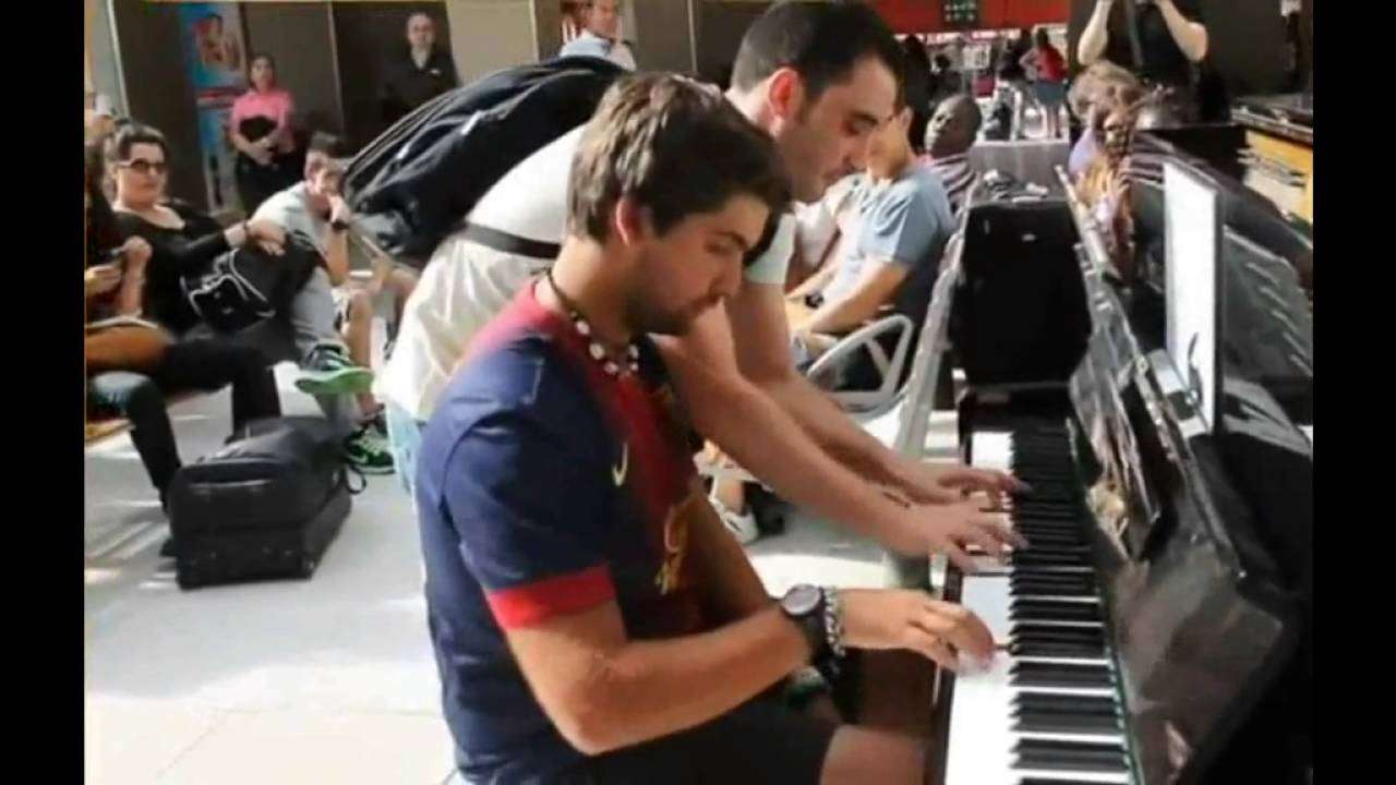 神業！！　フランスで偶然出会った旅行客のピアノ二重奏が美しすぎる - YouTube