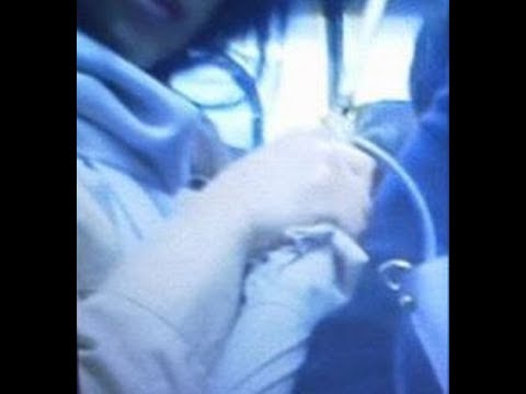 傘で刺そうとする女 - YouTube