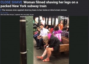 米NYの地下鉄駅ホームですね毛を剃る女性「頼むから家でやってくれ」