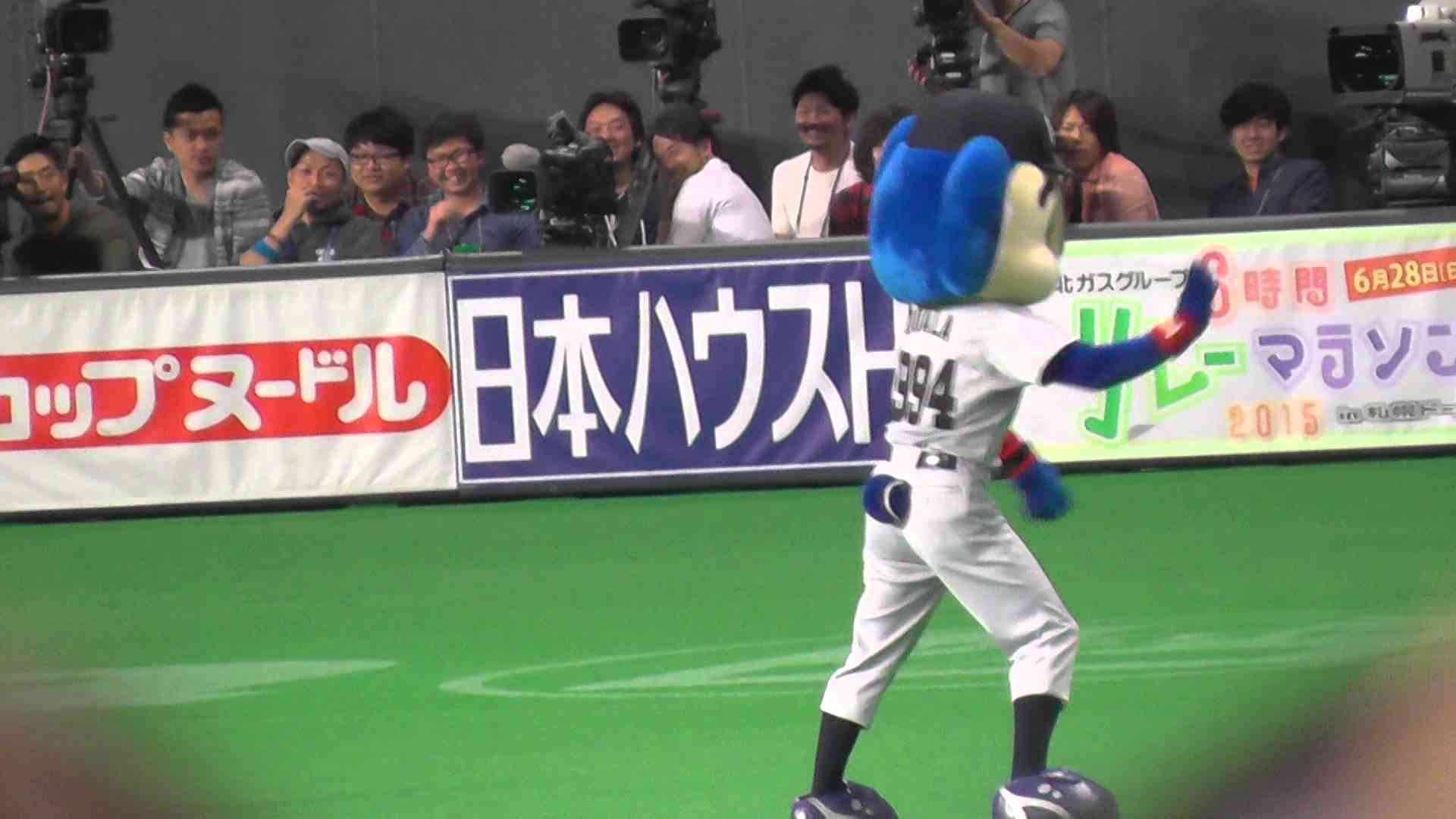 ファイターズガールとハイタッチできないドアラ@札幌ドーム 2015.05.31 - YouTube