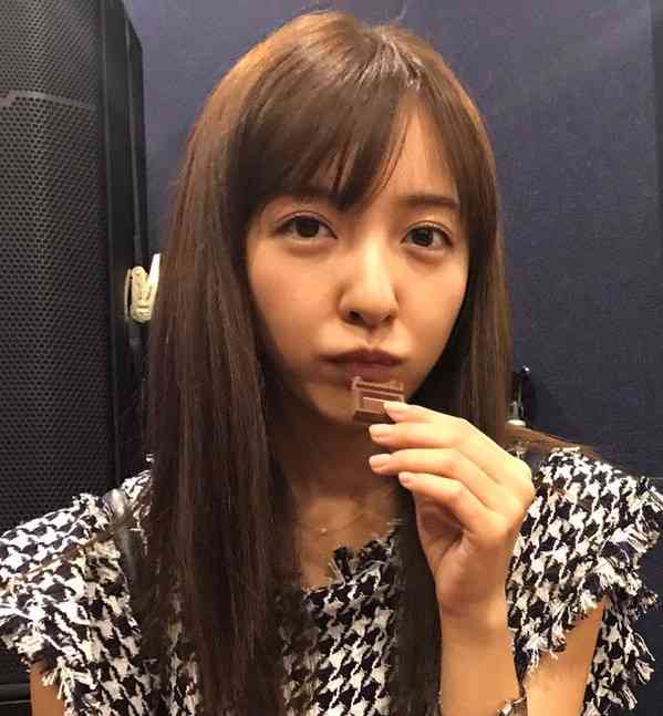 板野友美、すっぴん＆胸元あらわなナチュラルショットに反響
