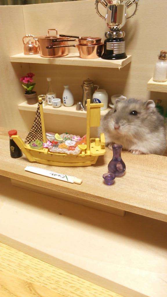 ミニチュアの家具を貼るトピ♪