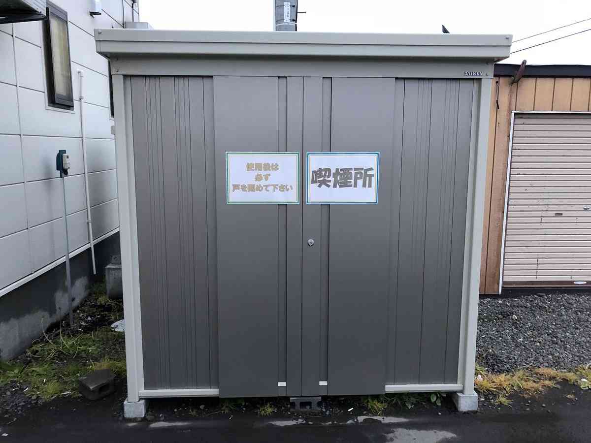 あるコンビニの喫煙所がまるでゲットー!?　タバコ嫌いからも「かわいそう」の声
