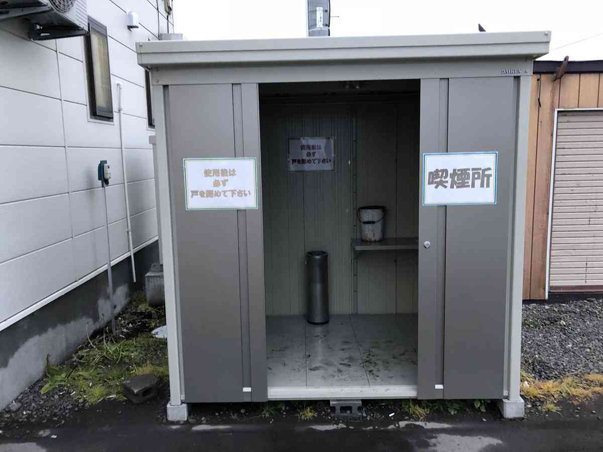 あるコンビニの喫煙所がまるでゲットー!?　タバコ嫌いからも「かわいそう」の声