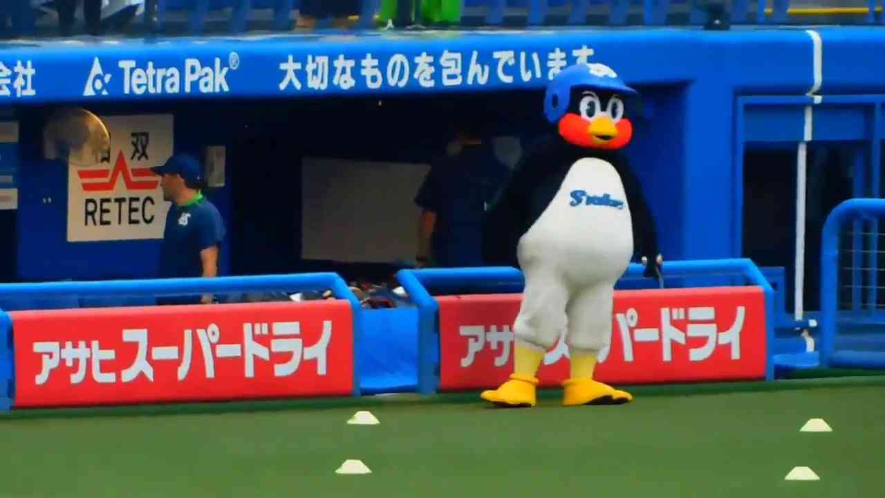 つば九郎、「チャンカパーナ」に合わせてノリノリのダンス - YouTube