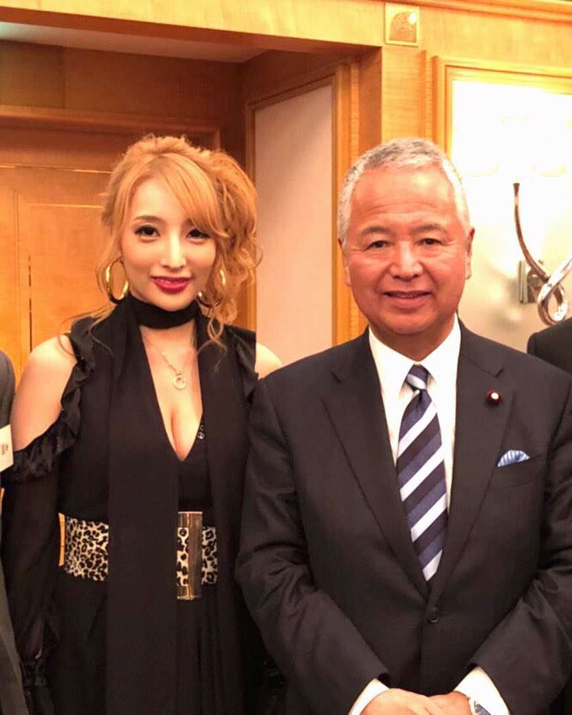 加藤紗里 政治評論家目指してる 甘利明 三原じゅん子両議員との2ショット公開でプチ炎上 ガールズちゃんねる Girls Channel