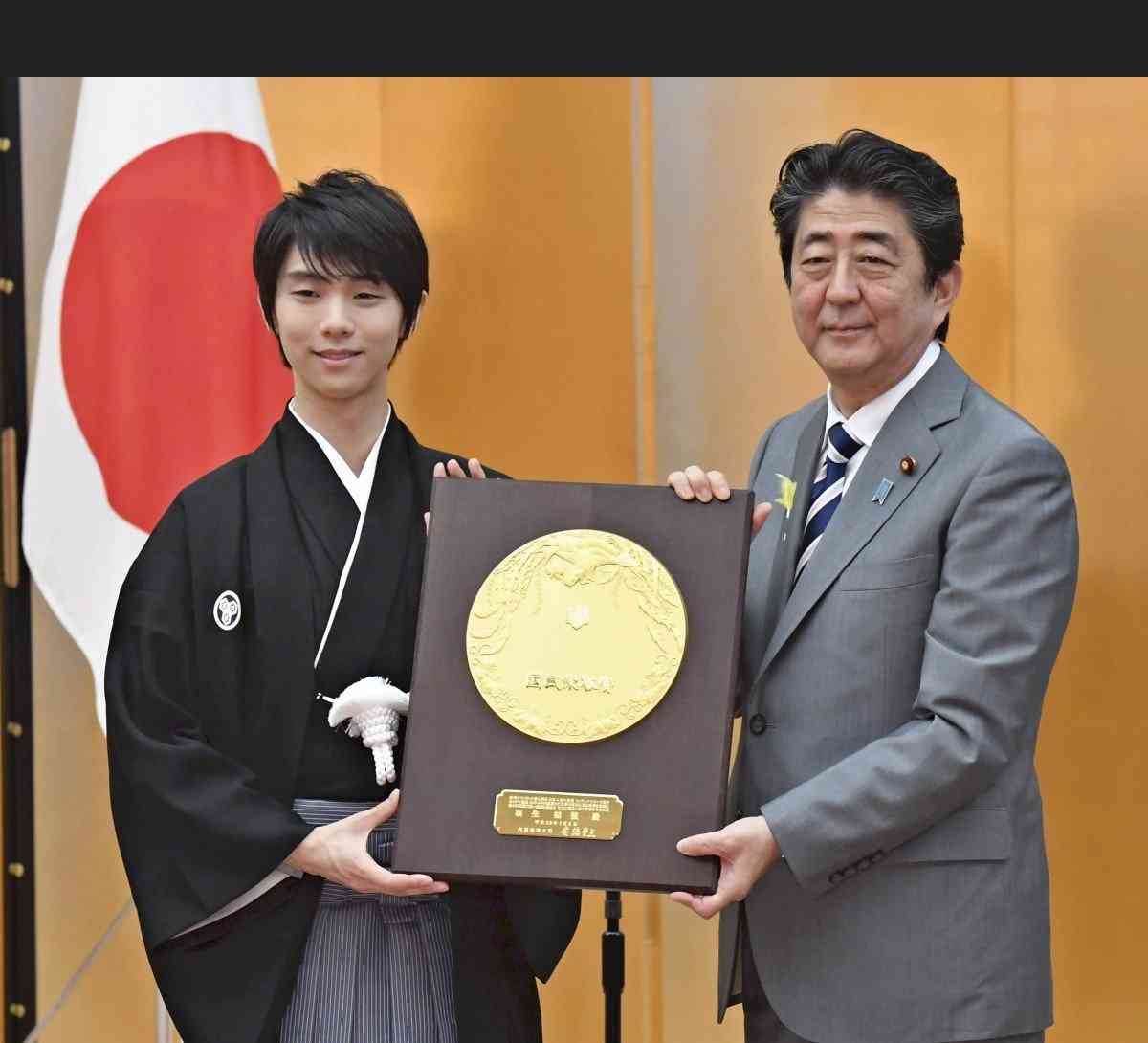 羽生結弦、サーシャ君との“天使すぎる1枚”が2万超反響　「破壊的可愛さ」の声も