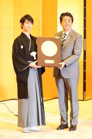 羽生結弦の仙台平姿称賛、製作の人間国宝甲田氏喜ぶ（日刊スポーツ） - Yahoo!ニュース