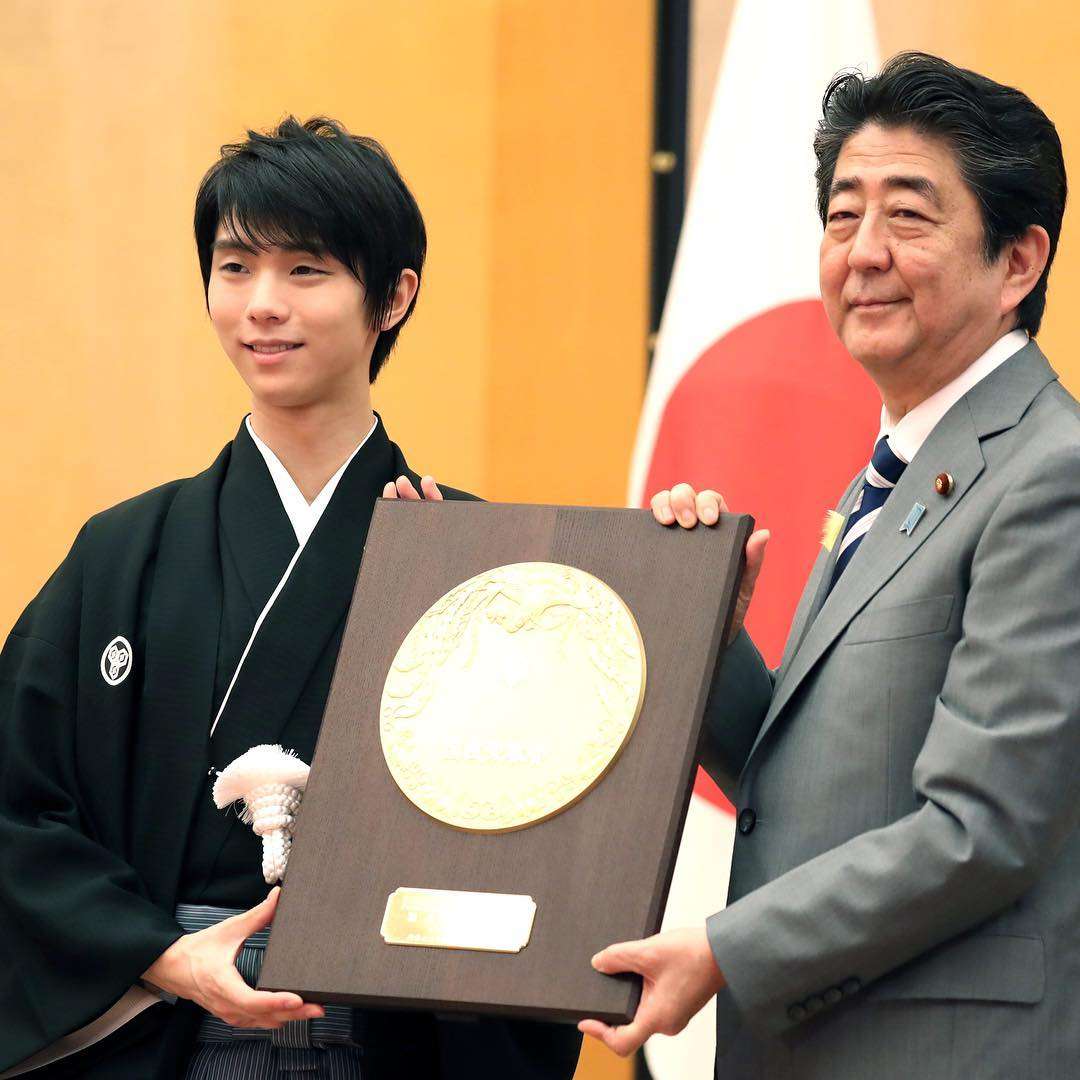 羽生結弦、サーシャ君との“天使すぎる1枚”が2万超反響　「破壊的可愛さ」の声も