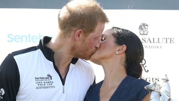 ヘンリー王子＆メーガン妃、チャリティイベントで堂々とキス交わす