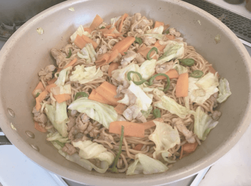 辻希美、「誰でも作れるもの載せないで!」お昼ご飯の焼きそばに批判殺到