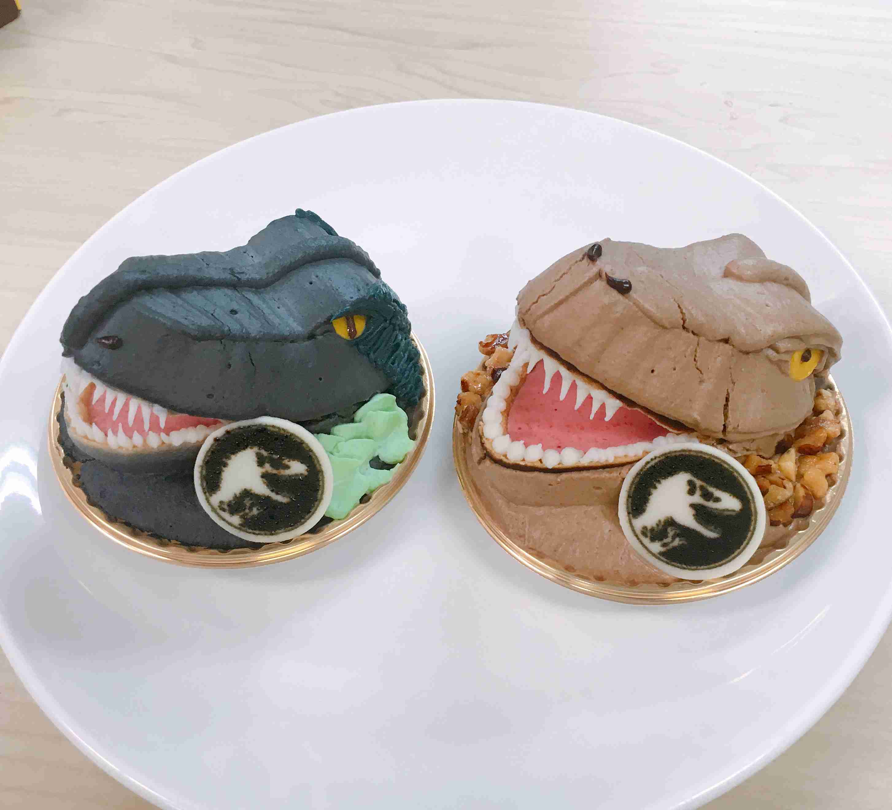 映画『ジュラシック・ワールド』のコラボカフェで売っている「恐竜ケーキ」が想像以上に恐竜だった！