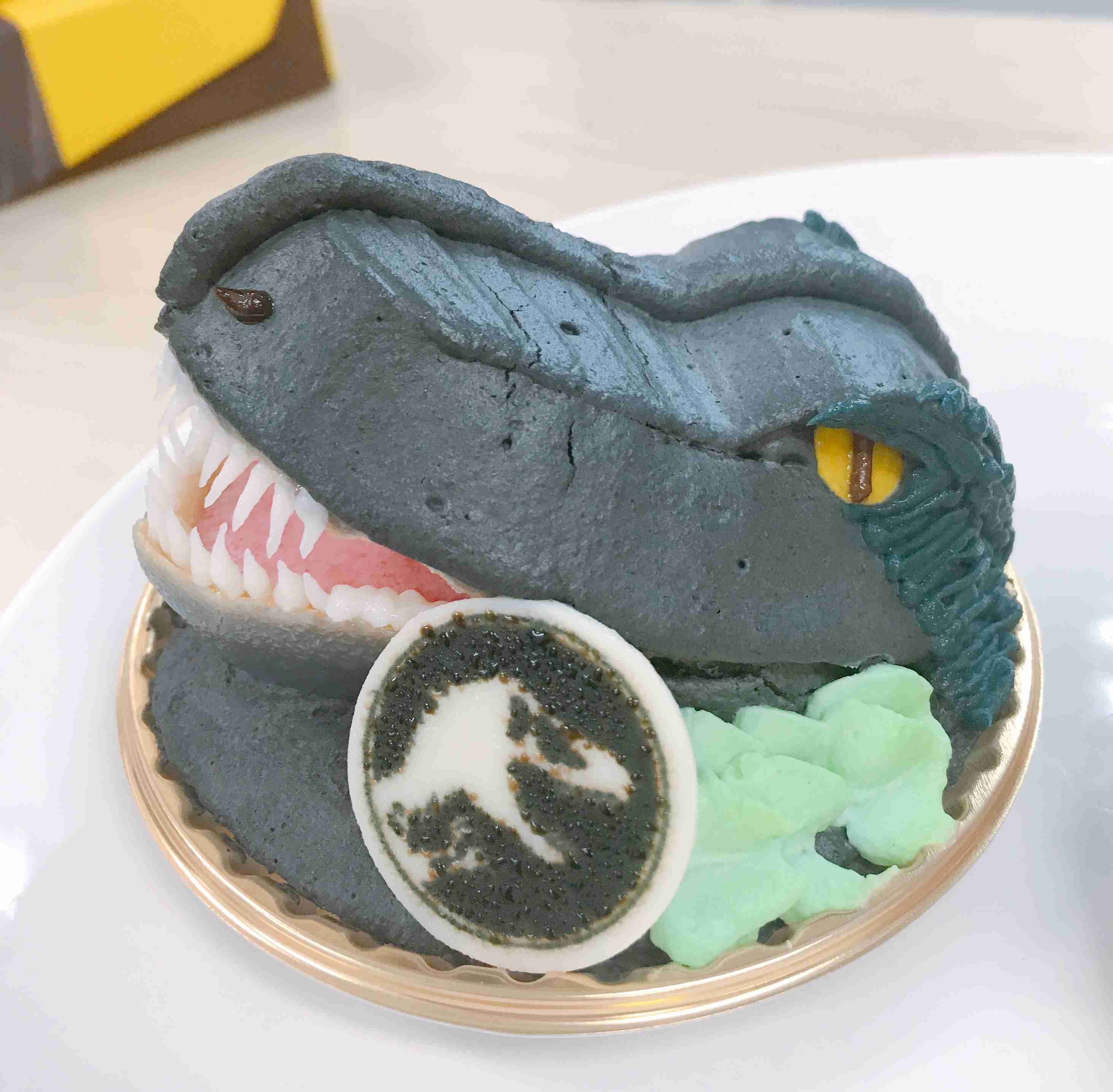映画『ジュラシック・ワールド』のコラボカフェで売っている「恐竜ケーキ」が想像以上に恐竜だった！