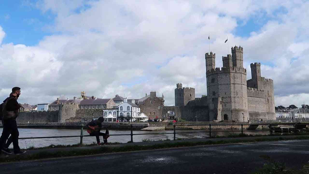 「君をのせて」をラピュタの舞台で弾いてみた｜ソロギター（"Laputa Carrying You" played at Wales, Caernarfon Castle) - YouTube