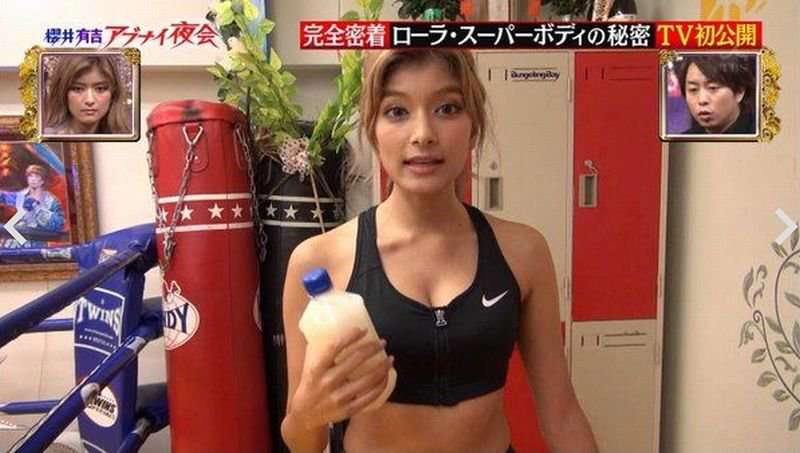 ローラ、イケメン外国人モデルと3ショット