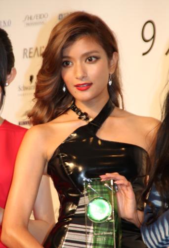 ローラ、イケメン外国人モデルと3ショット