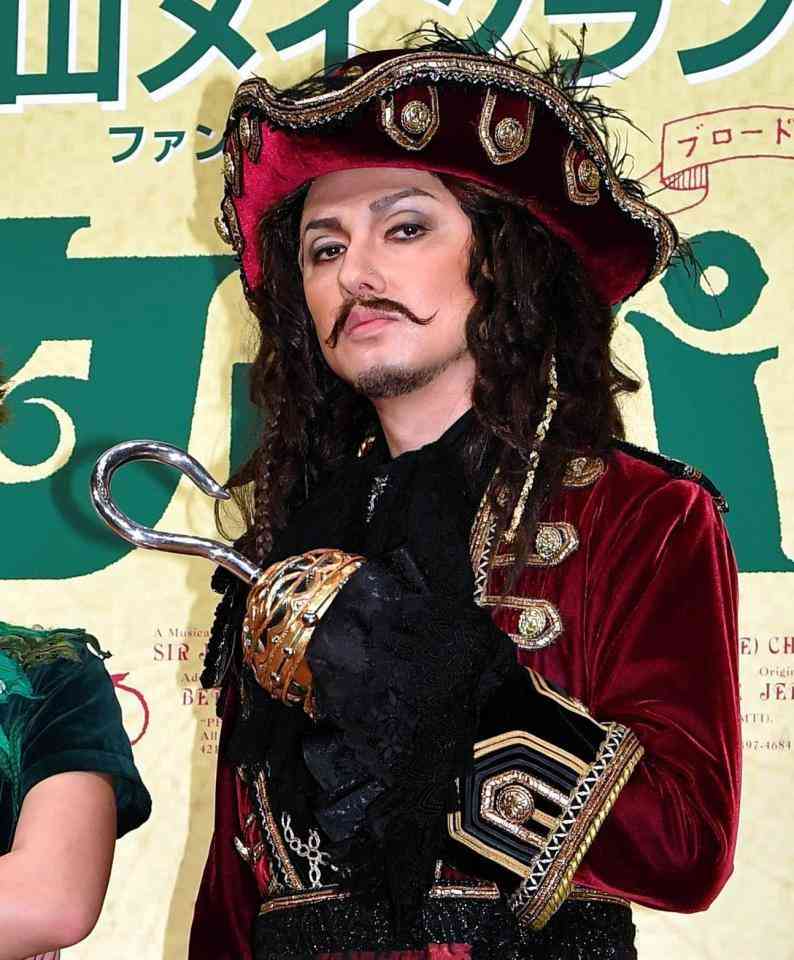 ISSA「新婚生活は冒険というか普通」…結婚後初会見で祝福に笑顔