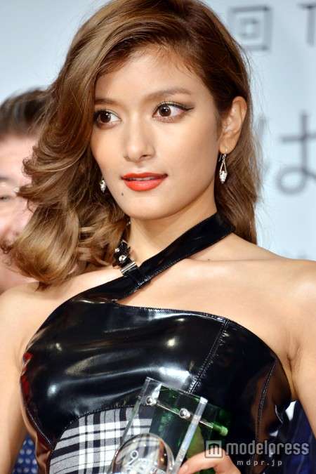 ローラ、イケメン外国人モデルと3ショット