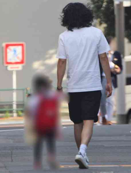 小栗旬、娘とデレデレ手つなぎ幼稚園お迎えショット