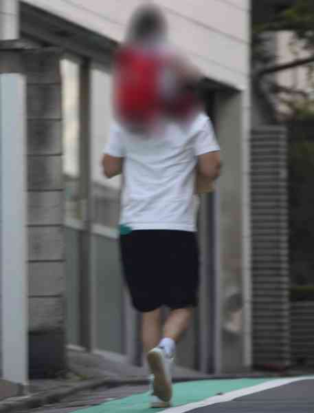 小栗旬、娘とデレデレ手つなぎ幼稚園お迎えショット