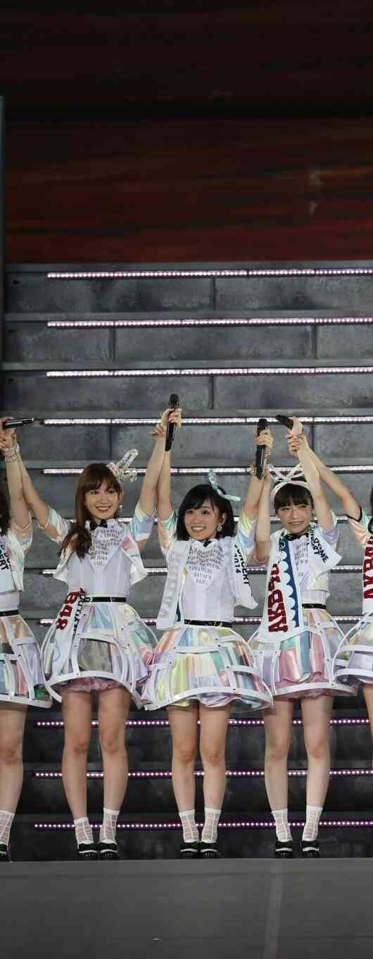 NMB48山本彩、ミニスカートで色白美脚披露「スタイル良い」と絶賛の声