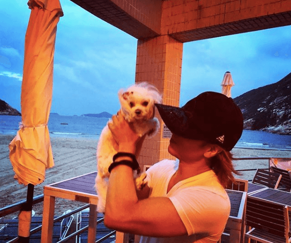 YOSHIKI、愛犬を抱える筋肉ムキムキな二の腕写真に驚きの声「こんな腕してたの!?」 ガールズちゃんねる