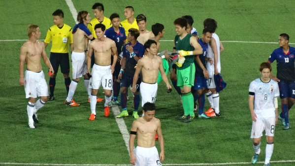 【画像】試合終了後カンボジアの選手とのユニ交換で日本代表の裸率がハンパないｗｗｗ – JAPAN STARS INFO.